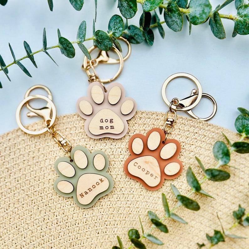 Custom Engraved Dog Paw Print Keychain – Personalized Pet Name Gift 🐾✨