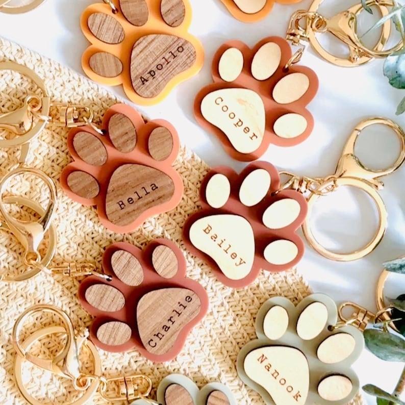 Custom Engraved Dog Paw Print Keychain – Personalized Pet Name Gift 🐾✨