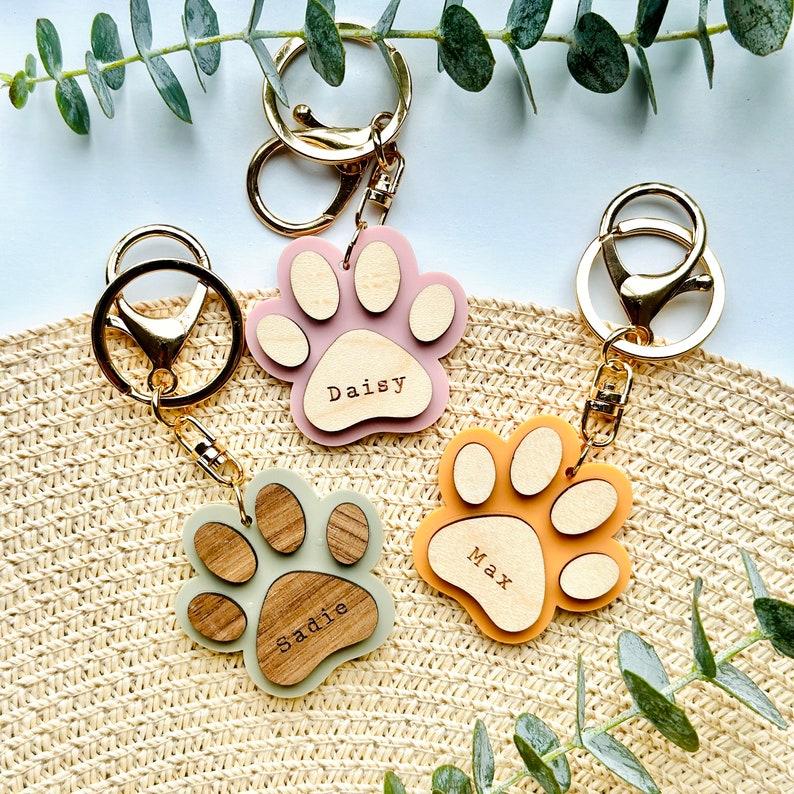 Custom Engraved Dog Paw Print Keychain – Personalized Pet Name Gift 🐾✨