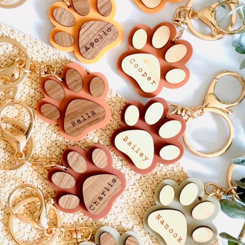 Custom Engraved Dog Paw Print Keychain – Personalized Pet Name Gift 🐾✨